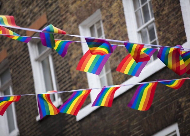 Londres, Reino Unido, 18 de julio de 2019, Banderas del orgullo y banderines colgados en el Soho en el centro de Londres
 - Foto, Imagen
