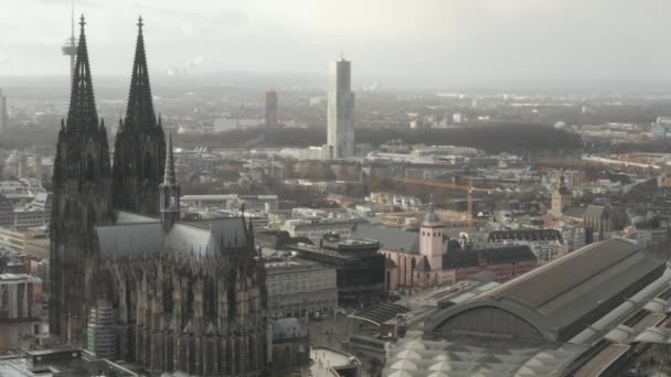AERIAL: Γύρω από τον καθεδρικό ναό της Κολωνίας με κεντρικό σιδηροδρομικό σταθμό στο όμορφο θολό φως του ήλιου  - Πλάνα, βίντεο