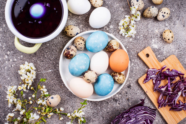 Processus de peinture des œufs de Pâques en bleu - Photo, image