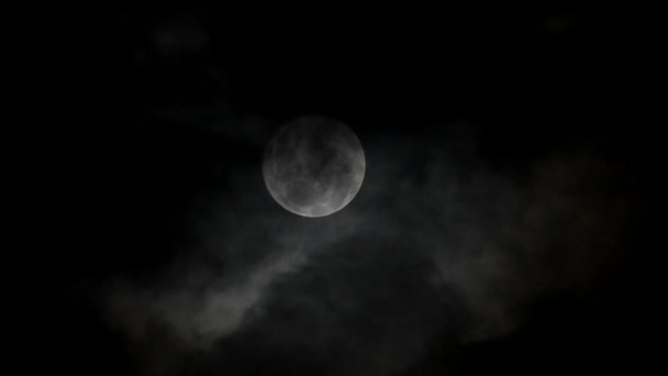 La superlune est la plus grande pleine lune vue entourée de nuages noirs
 - Séquence, vidéo