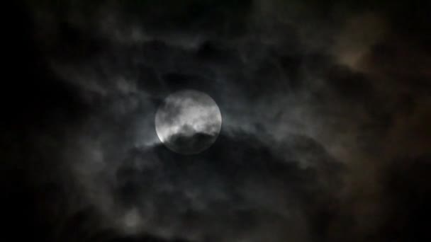 De supermaan is de grootste volle maan gezien omringd door zwarte wolken. - Video