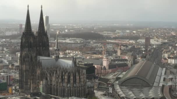 AERIAL: Rund um den schönen Kölner Dom mit Hauptbahnhof im nebligen Sonnenlicht  - Filmmaterial, Video
