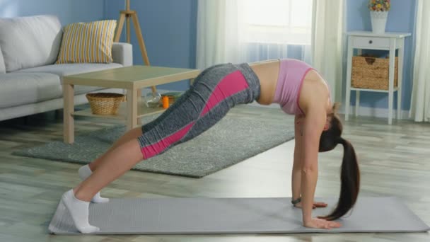 Fit mulher está mudando básico Yoga Poses
 - Filmagem, Vídeo