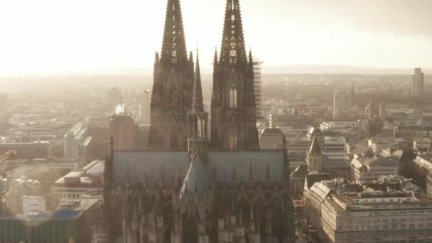 AERIAL: felé Köln katedrális és TV-torony gyönyörű ködös napfény eső  - Felvétel, videó