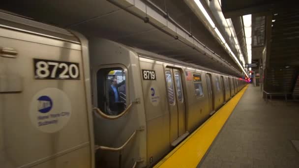 SLOW MOTION: New York City Metro Vlak projíždí, kamera následuje  - Záběry, video