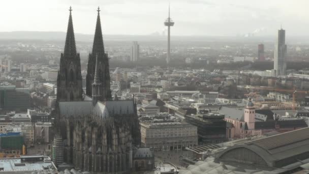 AERIAL: Rondcirkelen in de prachtige kathedraal van Keulen met centraal station in mooi wazig zonlicht  - Video