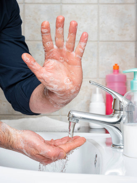 Koronavirová prevence. Ruční mytí horkou mýdlovou vodou zastavuje infekci z Covid-19, nápis ALT s mýdlovou rukou. Osobní hygiena. Zdraví. - Fotografie, Obrázek