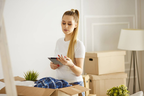 Girl parses things when moving to a new house - Photo, Image
