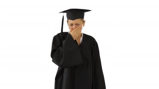 Mladý absolvent dívka student v plášti kašel na bílém pozadí. - Záběry, video