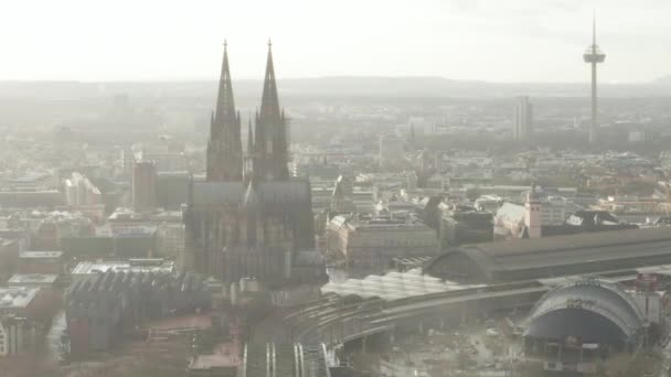 AERIAL: Κολωνία Hohenzollern Bridge and View on Cathedral στο όμορφο θολό φως του ήλιου  - Πλάνα, βίντεο