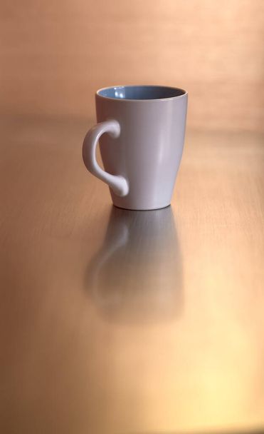 detail předního pohledu na bílý pohár na stříbrném a zlatém kovovém pozadí - Fotografie, Obrázek