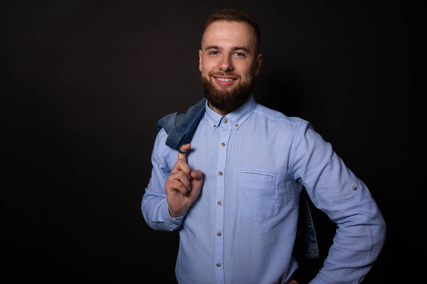 Úspěšný muž se dívá na kameru s úsměvem a neformální modrou košilí. Obchodní portrét - Fotografie, Obrázek