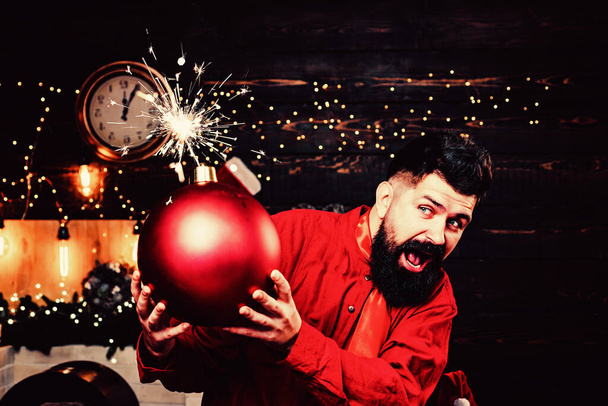 Funny Santa wishes Merry Christmas and Happy new year. Sparkle blast. Hipster Santa claus. Bomb text copy space. Bomb emotions. - Foto, imagen