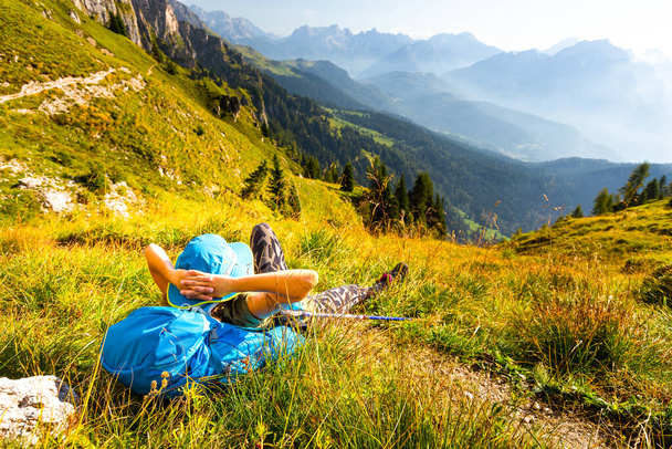 Kadın turist doğanın tadını çıkarıyor, manzara seyrediyor, Güney Tyrol Alpleri, İtalya yaz yürüyüşü. - Fotoğraf, Görsel