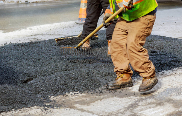Construction fraîche d'asphalte rue resurfaçage pose industrielle d'asphalte sur un nouveau chantier de construction routière
 - Photo, image