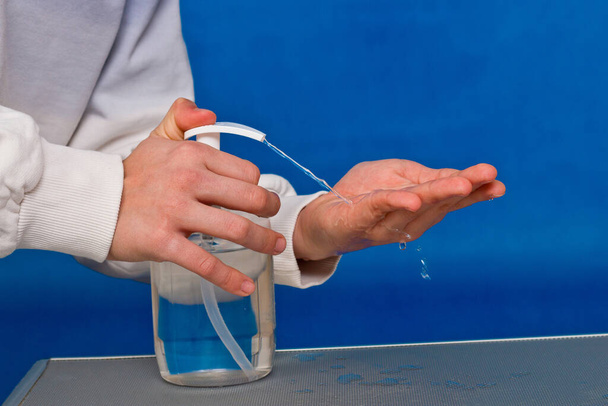 Πλύσιμο χεριών και υγιεινή των χεριών κατά τη διάρκεια της πανδημίας του covi 19. Κλείσιμο προβολής. - Φωτογραφία, εικόνα