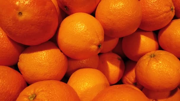 Fresh and juicy oranges in store. - Video, Çekim