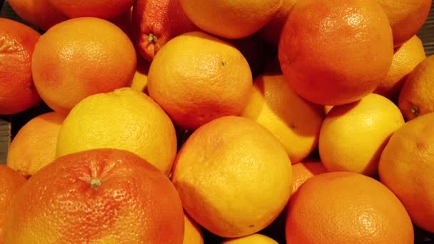 Fresh and juicy oranges in store. - Materiał filmowy, wideo