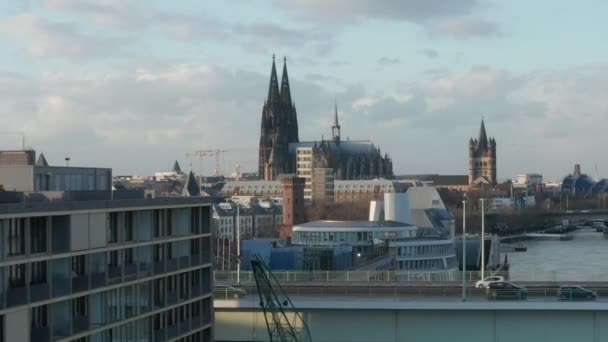 AERIAL: Voo sobre ponte com trânsito de carro em Colônia, Alemanha em belo dia ensolarado
  - Filmagem, Vídeo