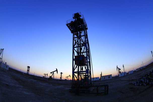 La silueta del campo petrolífero derrick
 - Foto, imagen