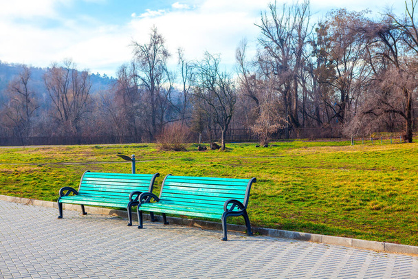 парк без людей и пустая скамейка
 - Фото, изображение