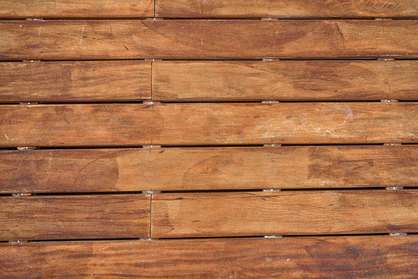 Holzboden in braun mit einem großen horizontalen Brett. - Foto, Bild