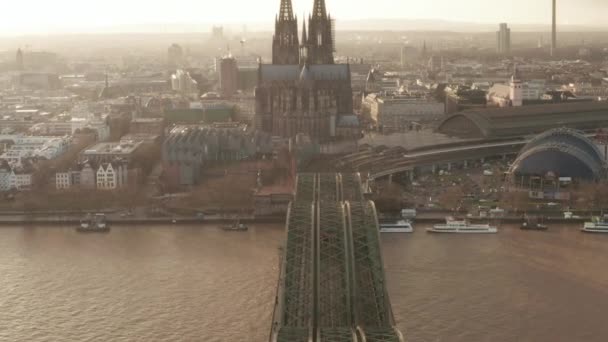 AERIAL: Kilátás Köln Hohenzollern híd és kilátás katedrális és TV-torony gyönyörű ködös napfény  - Felvétel, videó