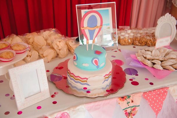 Die Festtafel ist mit Kuchen und Plätzchen dekoriert. - Foto, Bild