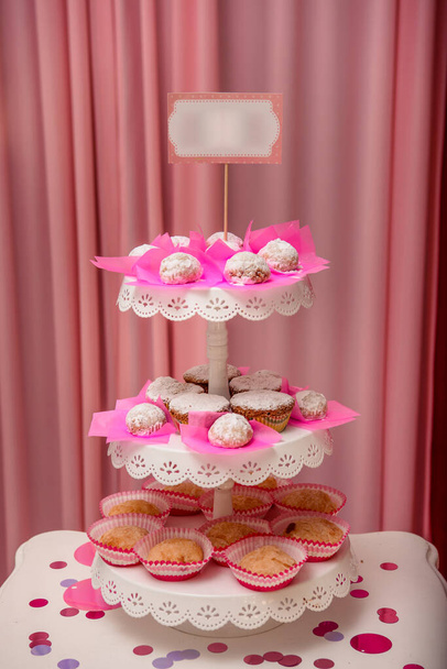 Slavnostní stůl je krásně zdoben dortem a sušenkami. - Fotografie, Obrázek