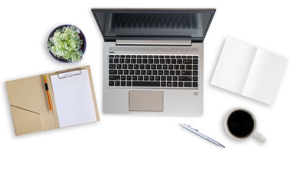 Κομψό γραφείο γραφείου τραπέζι. Χώρος εργασίας με φορητό υπολογιστή, ημερολόγιο, γλάστρα, φλιτζάνι καφέ, βιβλίο γραφικών παραστάσεων, αρχείο memo log, στυλό και μολύβι σε λευκό φόντο. Επίπεδο lay, πάνω όψη - Φωτογραφία, εικόνα
