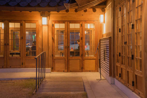 La vue de l'extérieur d'un café traditionnel coréen avec des lampes allumées
. - Photo, image