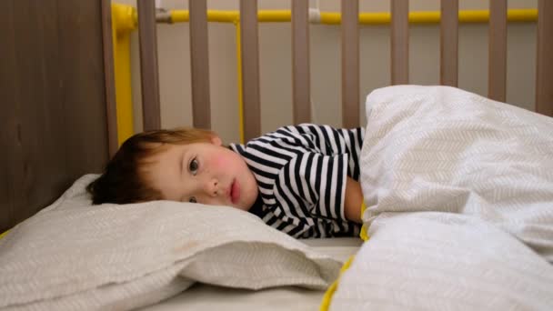 Ruhiges Vorschulkind ruht zu Hause im Bett - Filmmaterial, Video
