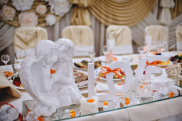 vágd le a szerelem szót fehér angyalokkal és gyertyákkal az asztalon menyasszony - Fotó, kép