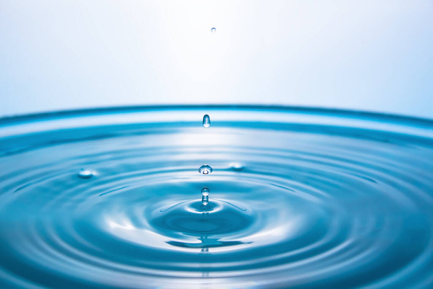 Espirro de água close-up. Coroa de água azul. Gota de água. Salpicos congelados
. - Foto, Imagem