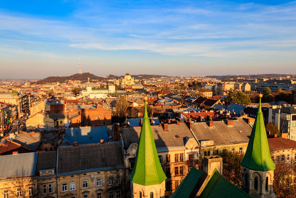 聖ジョージ大聖堂とウクライナの旧市街の空中ビュー。ラヴォフの街並み。聖教会の鐘楼からの眺め。オラとエリザベス - 写真・画像