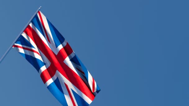 Η βρετανική εθνική σημαία κυματίζει στον άνεμο. - Πλάνα, βίντεο