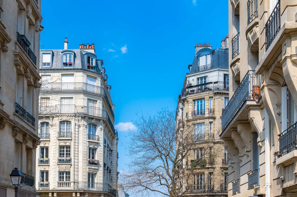 Paris, façades et fenêtres typiques, beaux bâtiments à Montmartre
 - Photo, image