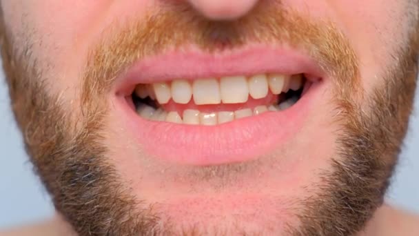 zbliżenie mężczyzna usta duże usta i białe zęby uśmiecha - Materiał filmowy, wideo