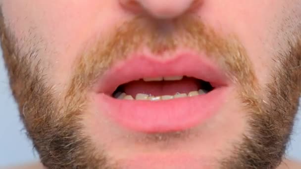 close-up man mond grote lippen en witte tanden zingt - Video