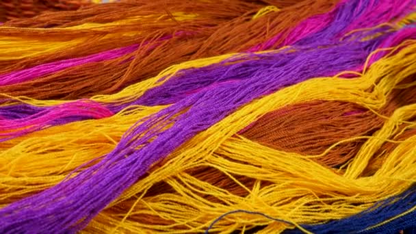Коричневий, жовтий, фіолетовий і рожевий хвилястий чистий еластичний матеріал плетіння
 - Кадри, відео