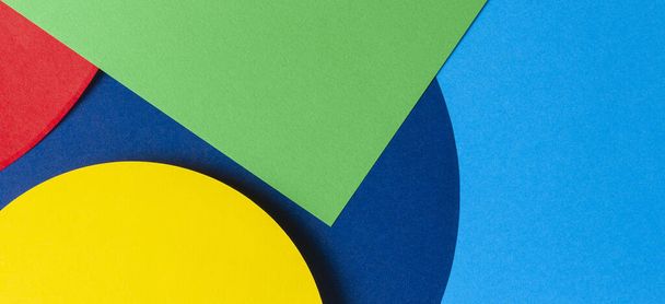 Abstraktní barevné papírové textury pozadí. Minimální geometrické tvary a linie ve světle modré, námořní, červené, zelené a žluté barvě - Fotografie, Obrázek