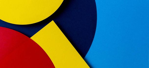 abstrakte farbige Papiertextur Hintergrund. minimale geometrische Formen und Linien in hellblauen, marineblauen, roten und gelben Farben - Foto, Bild