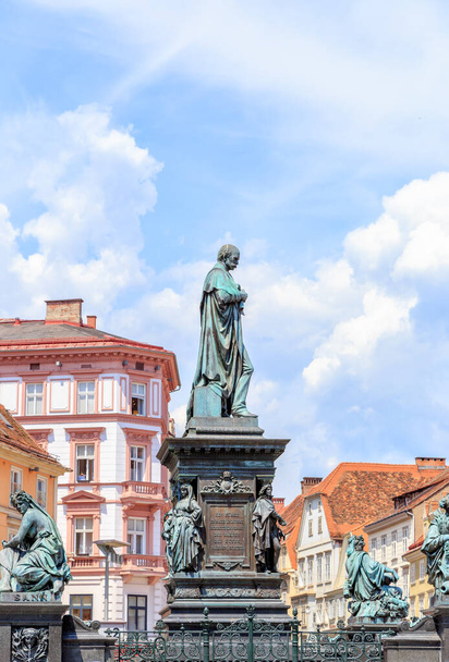 Грац, Австрия. Фонтан Эрцгерцога Иоганна на Гауптплац. (Erzherzog-Johann-Brunnendenkmal Fountain
) - Фото, изображение