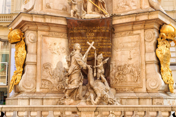 オーストリア、ウィーン。信仰は疫病を征服する。祈りの最初の部分。プラグコラム(ペストソール) 。バロック様式の三位一体の柱は、 1679年の大流行に捧げられました。元禄6年設置 - 写真・画像