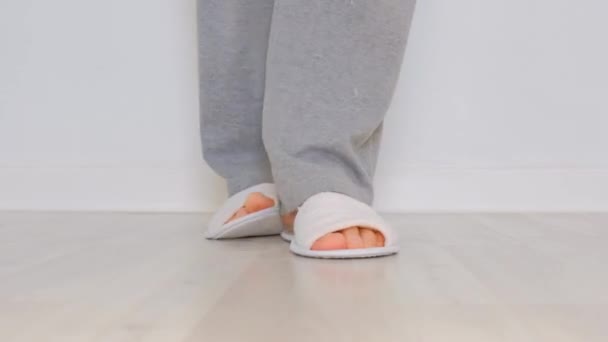 close-up doet slippers uit - Video
