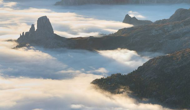 Vista dos famosos picos de montanha Dolomitas brilhando na bela luz da manhã dourada ao nascer do sol no verão, Tirol do Sul, Itália vista dramática das montanhas dolomitas acima das nuvens Famoso melhor lugar alpino
 - Foto, Imagem