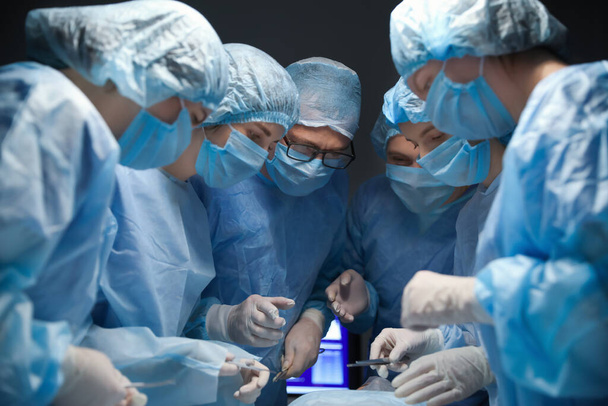 Opération du patient dans un hôpital moderne
 - Photo, image