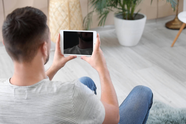 hombre con Tablet PC en casa - Foto, imagen