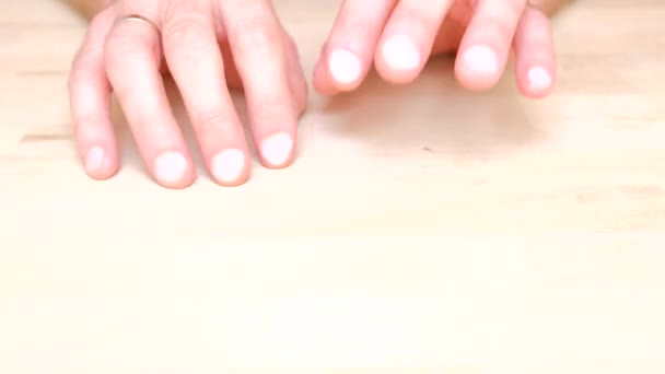 közeli férfi fehér lapos körmök - Felvétel, videó