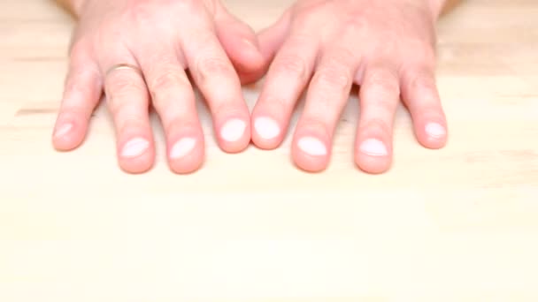 крупным планом мужские белые ногти
 - Кадры, видео